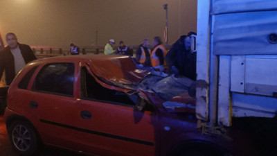 Otomobil tıra ok gibi saplandı