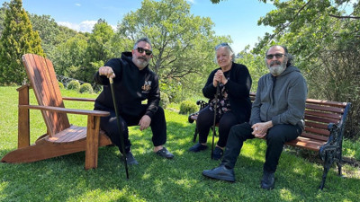 Cem Yılmaz: Emeklilerle buluştuk. Anne ve babasını ziyarete gitti