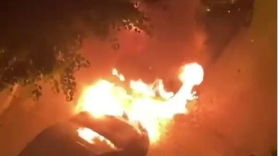 2 otomobil alevler içinde kaldı