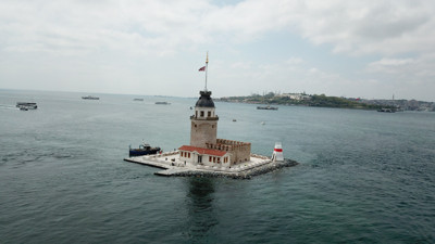 Kız Kulesi'nin yeni haline tepki yağdı. Soldaki Kız Kulesi sağdaki Topçu Kışlası. Sünger Bob kalesinden sonra bu da oldu
