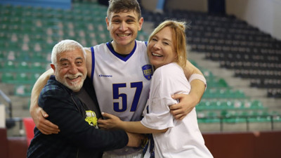 Ünlü çift Ahu Sungur ve Suat Sungur oğullarının maçını kaçırmıyor