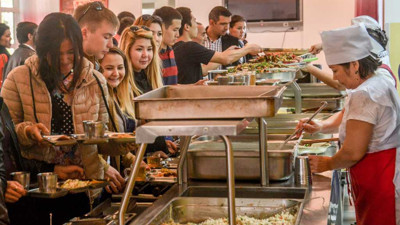 Herkes dilediği yemekten istediği kadar alabiliyordu. Bir dönem ABD’de okuyan profesörden şok açıklama