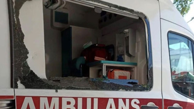 Sağlık ekiplerine çekiçle saldırdı