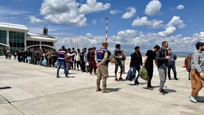 Ağrı'da 227 Afgan göçmen sınır dışı edildi