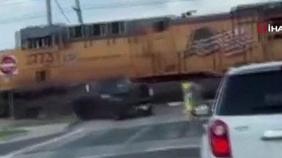 Tren, rayların üzerindeki araca çarptı