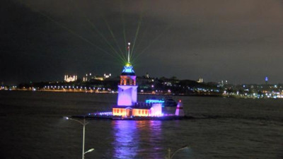 Kız Kulesi ışık ve lazer gösterisiyle ziyarete açıldı