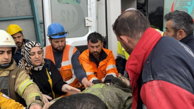 Sancaktepe'de metro inşaatında ıslak betonun altında kalan çalışan hastaneye kaldırıldı