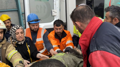 Metro inşaatında hortum patladı. Islak beton işçinin üzerine döküldü
