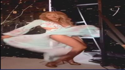 Gizem Özdilli'nin eteğini savurarak verdiği pozlar olay oldu