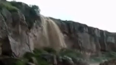 Sel suları şelale yarattı