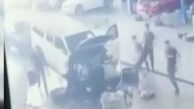 Tamir ettiği aracın altında kalıp öldü