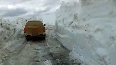 Erzincan'da Mayıs ayında 2 adam boyu kar