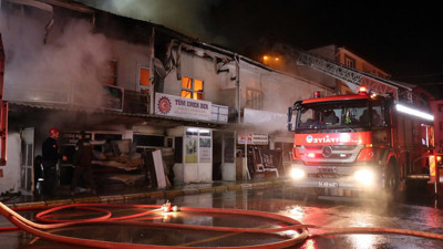 Sakarya’da 2 katlı ahşap evde yangın: Alevler geceyi aydınlattı