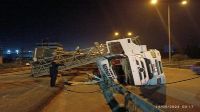 Damperi açık kalan tır EDS direğine çarpıp devrildi