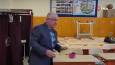 Genelkurmay Başkanı Orgenaral Yaşar Güler oyunu kullandı