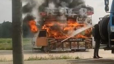 Kokoreçler araçla birlikte yandı