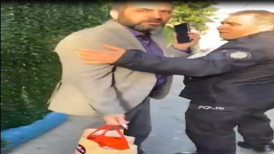 Sandıklara AKP promosyonu dağıttı. Polis uzaklaştırdı