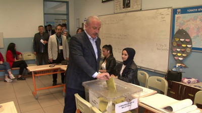 TBMM Başkanı Şentop Üsküdar’da oyunu kullandı