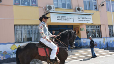 Bir vatandaş kovboy kıyafeti giyip oy kullanmaya atıyla geldi