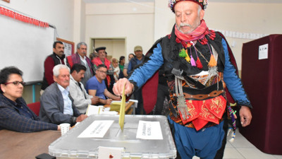 Aydın'da bir grup seçmen efe kıyafetleriyle oy kullandı