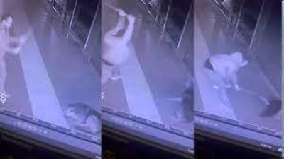 Sokak köpeğini sever gibi yaptı, fırça sapıyla saldırdı