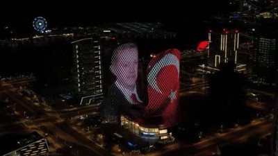 Katar seçim jesti olarak binaları Erdoğan’ın fotoğrafı ile ışıklandırdı.