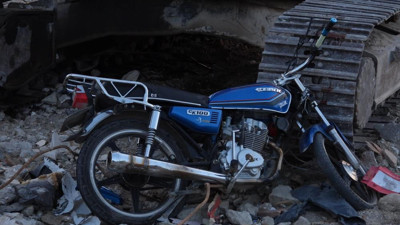 Motosiklet sürücüsü park halindeki kepçeye çarptı: 2 yaralı