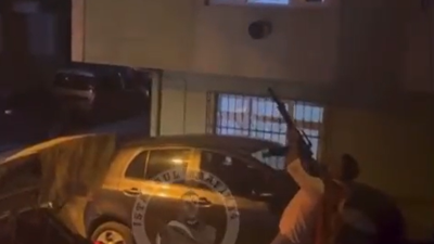 Bu ne biçim seçim kutlaması? Sırtında Türk bayrağı elinde tüfekle sokağa çıktı defalarca ateş etti