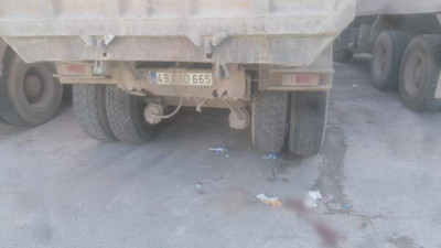 Elektrikli bisiklet park halindeki kamyona çarptı