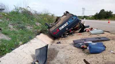 Otomobil takla attı: sürücü, eşi ve 3 yaşındaki çocukları yaralandı