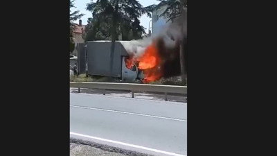 Park halindeki kamyonet alev alev yandı (16 Mayıs 2023)