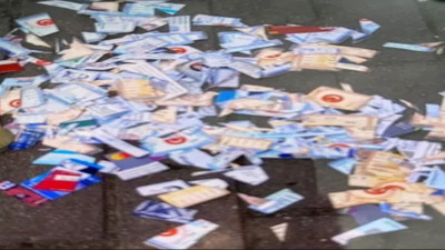 Çöpte onlarca parçalanmış kimlik bulundu. Bir şaibe iddiası daha