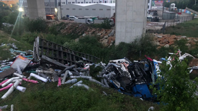 Tır dere yatağına düştü: 1 ölü