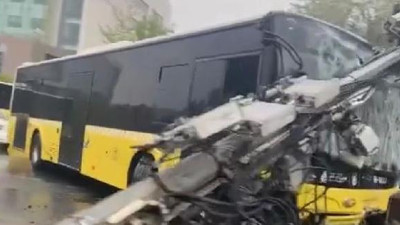 İETT otobüsü direği biçti araca çarptı