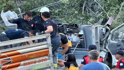 Frene boşalan kamyonet tümseğe çarptı: 2 ölü, 1 yaralı