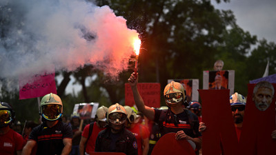 İspanya'da itfaiyeciler mecliste geciken yasal düzenlemeden dolayı Madrid'de gösteri yaptı