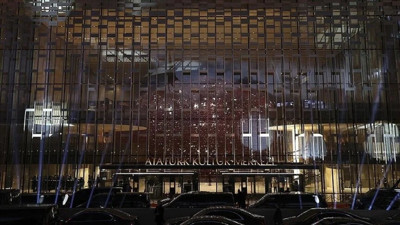 AKM’nin ödüllü heykeli yerine konuldu