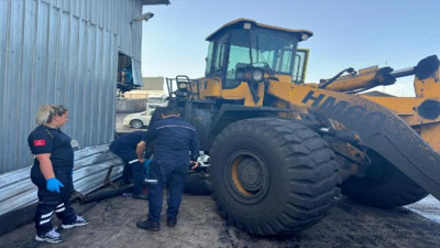 Freni boşalan iş makinesinin çarptığı işçi hayatını kaybetti