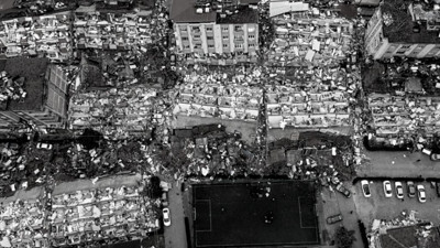 Deprem bölgelerinde inşa edilecek konutlar 'sabıkalı' şirketlere emanet. Yaptıkları yol ikiye ayrıldı. Pistler çöktü