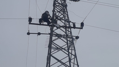 Elektrik akımına kapılan işçi direkten düşerek yaşamını yitirdi