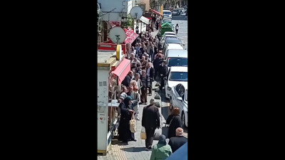 Uçan Türkiye'de halk ucuz ekmek kuyruğunda. Ağla sevgili yurdum ağla