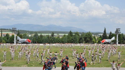 Gençlere kutlatmadılar, diyanet onu anmadı ama "ordusu Atatürk'ü unutmadı"