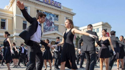 İzmir Atatürk Lisesi'nin geleneksel vals gösterisi baskılar nedeniyle iptal edildi