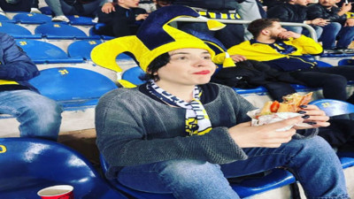 Gonca Vuslateri normalde Bursasporlu olduğunu belirtmeden geçmedi. 'Yaşamımda ilk kez' notunu düştü