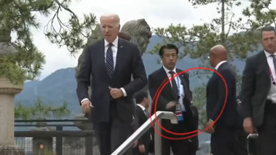 Korumalar yalnız bırakınca Biden yine çakılıyordu