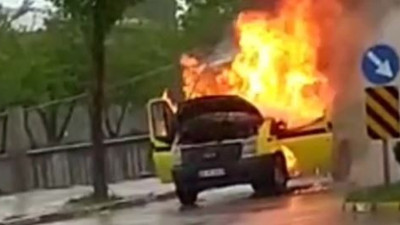Seyir halindeki yolcu minibüs alev topuna döndü