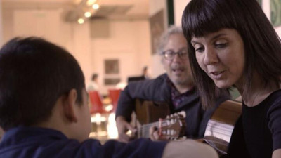 Aşık Veysel vefatının 50. yılında. Arjantinli sanatçıların Uzun İnce Bir Yoldayım performansıyla anıldı