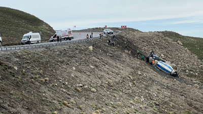 Beton mikseri uçuruma yuvarlandı