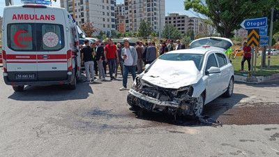 Siirt’te kamyonet ile otomobil çarpıştı: 2'si çocuk 7 yaralı