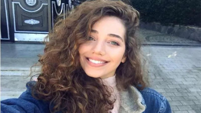 Oyuncu Özge Özacar kırmızı temalı partiye damga vurdu. Cannes'daki partide gözler onun üzerindeydi